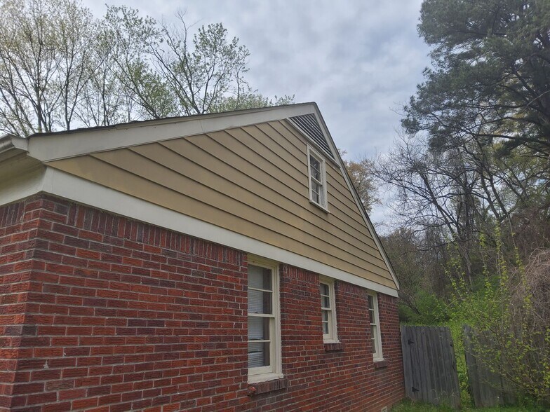 Building Photo - 2714 James Rd