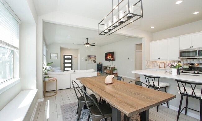 Building Photo - 320 Rise Ln