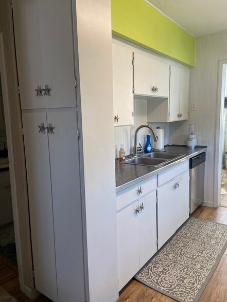 Building Photo - 717 10th Ave