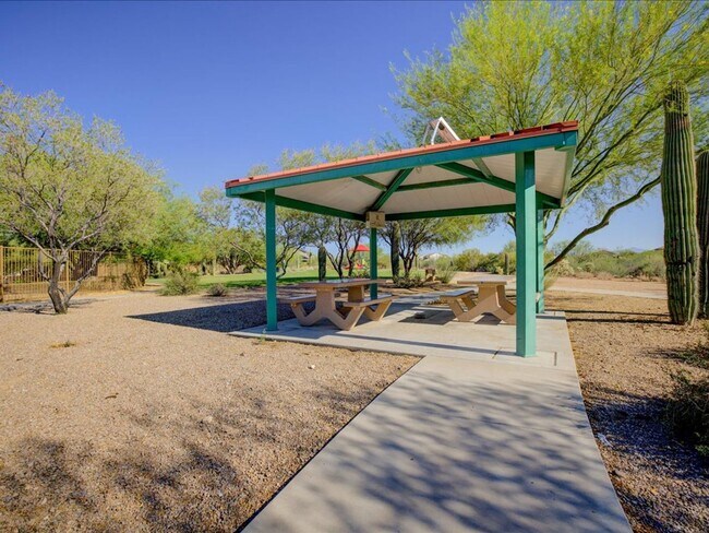 Building Photo - 4 Bedroom, 2.5 Bath COMMUNITY POOL!