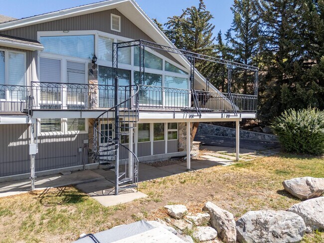Building Photo - 531 Edgehill Dr