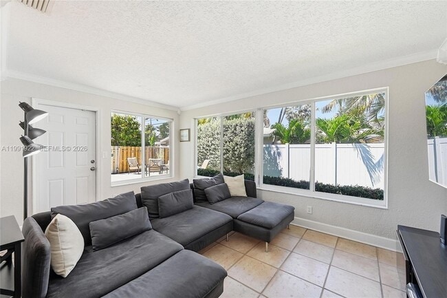 Building Photo - 2725 SE 2nd Ct