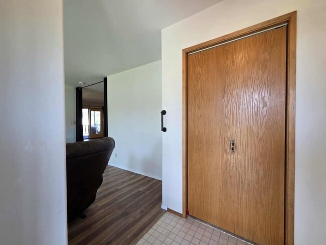 Building Photo - Large 3 Bedroom, 2.5 Bath on Beautiful, HU...