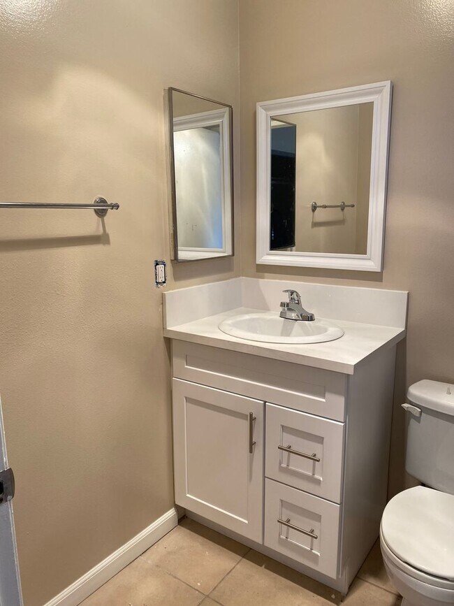 Building Photo - Bright and airy updated second floor 1 bedroom, 1 bathroom apartment