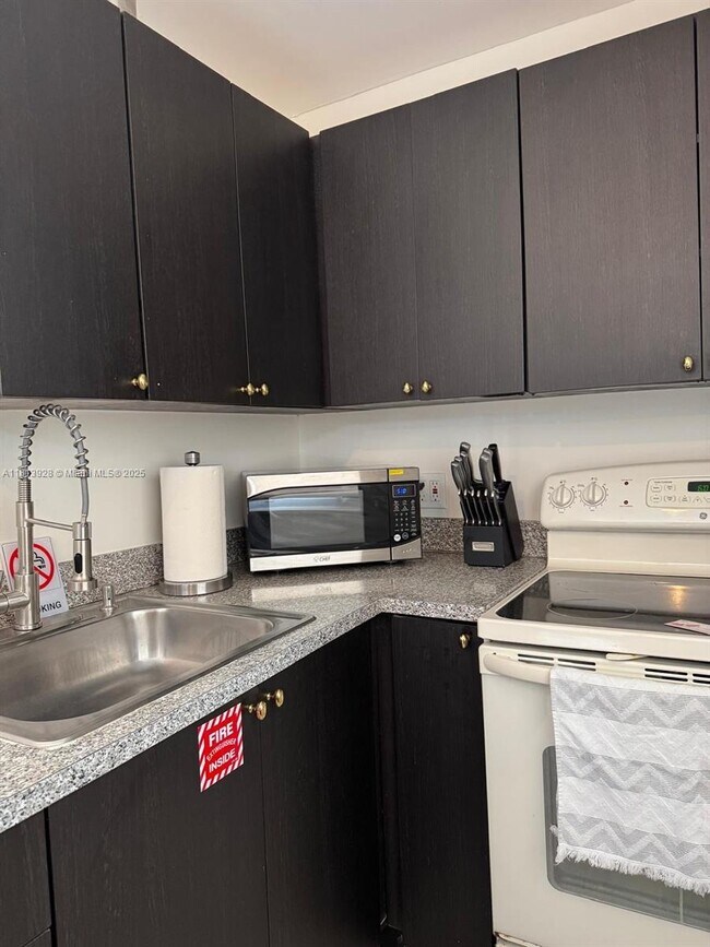 Building Photo - 1301 Grouper Dr