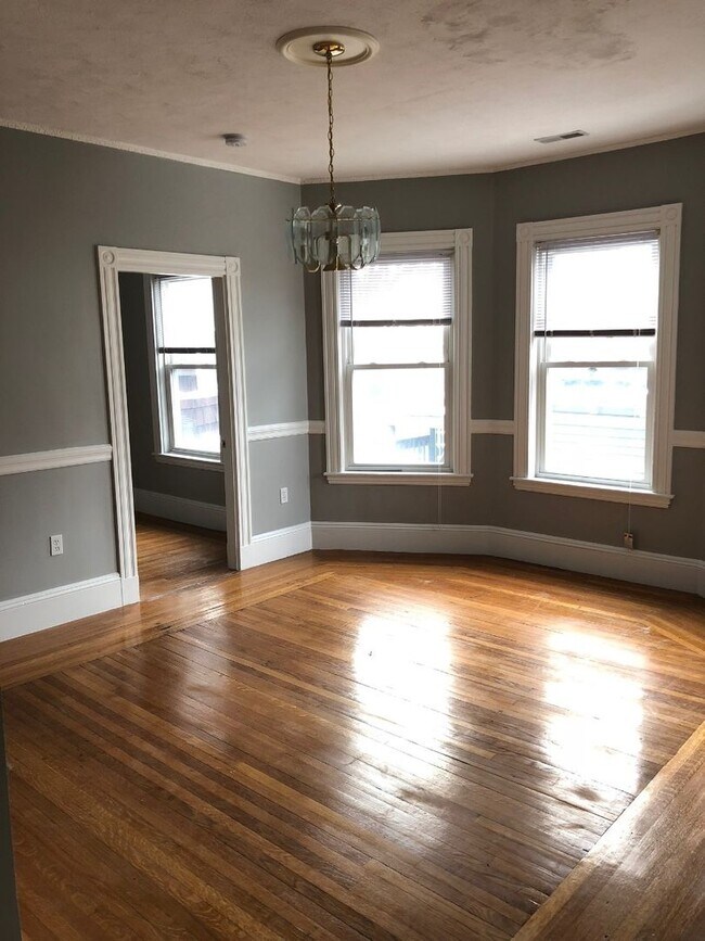 Building Photo - 4Br/2Bth, Great location, close to Wentwoth, Orange Line, Laundry in UNIT!
