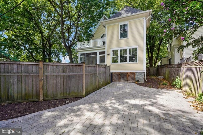 Building Photo - 1503 Russell Rd