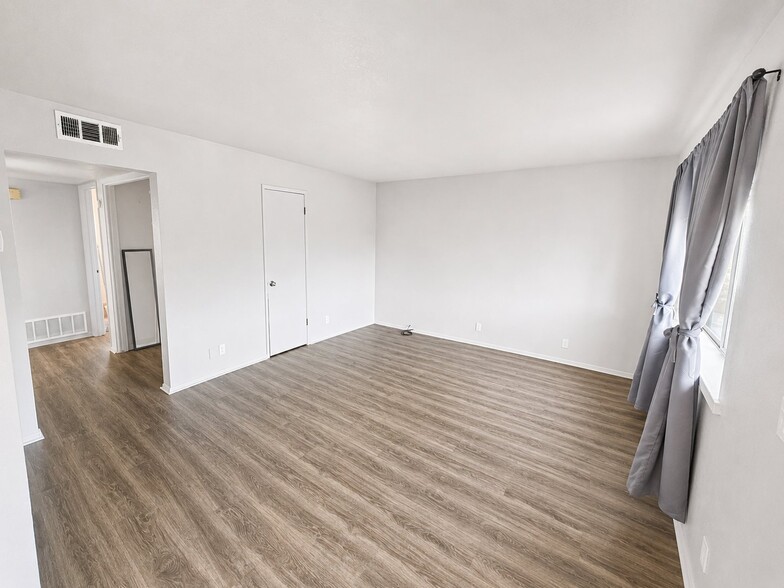Building Photo - 1111 E Cochise St