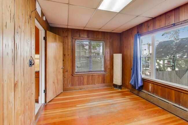 Building Photo - 916 Pleasant St