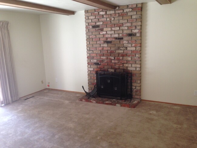 Building Photo - Beautiful 3 x 2.5, 2 fireplaces,  blocks f...