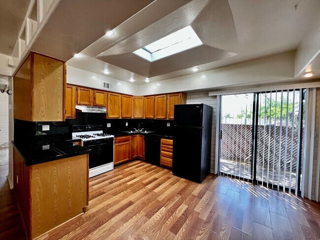 Building Photo - Charming 2 Bedroom Townhome with Private 2...