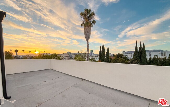 Building Photo - 1122 Beachwood Dr