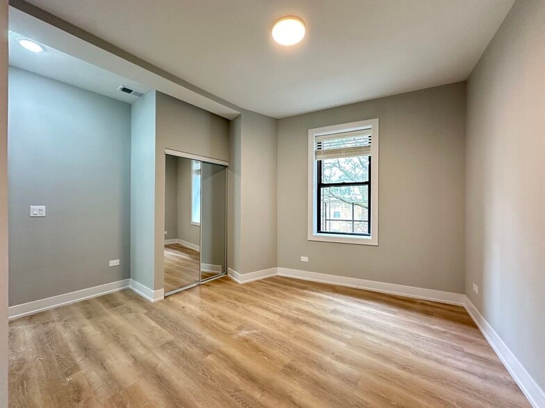 Building Photo - 451 W Belden Ave