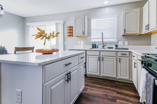 Building Photo - Fort Harrison State Park 4Bed Spacious Retreat