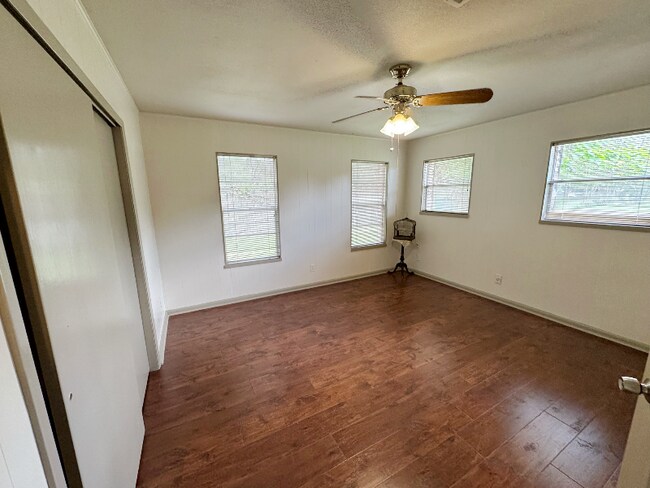 Building Photo - 216 Shadywood St