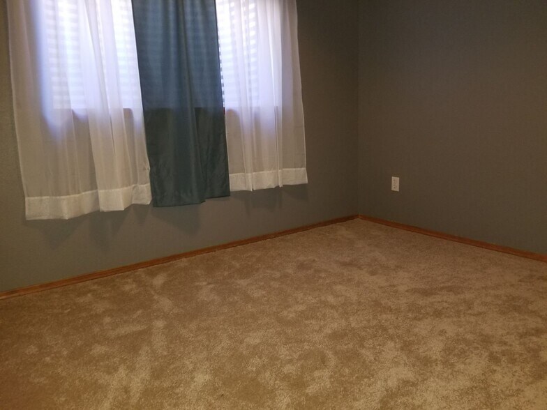 Building Photo - 1376 Coolcrest Dr