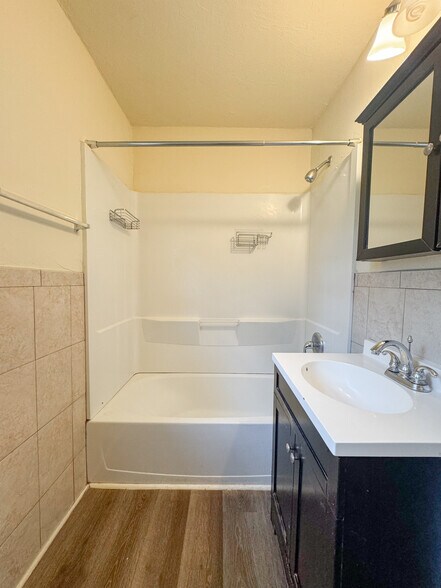 Building Photo - 1654 Mayhew St