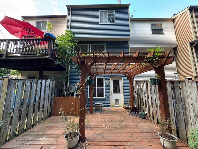 Building Photo - Charming 2 Bed 2 Bath Home Within Convenient Newington Commons Community