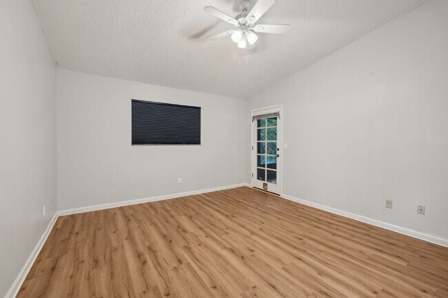 Building Photo - Charming Townhouse Retreat for Rent!