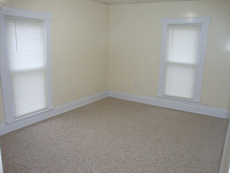 Large bedroom from doorway. - 522 E Market St