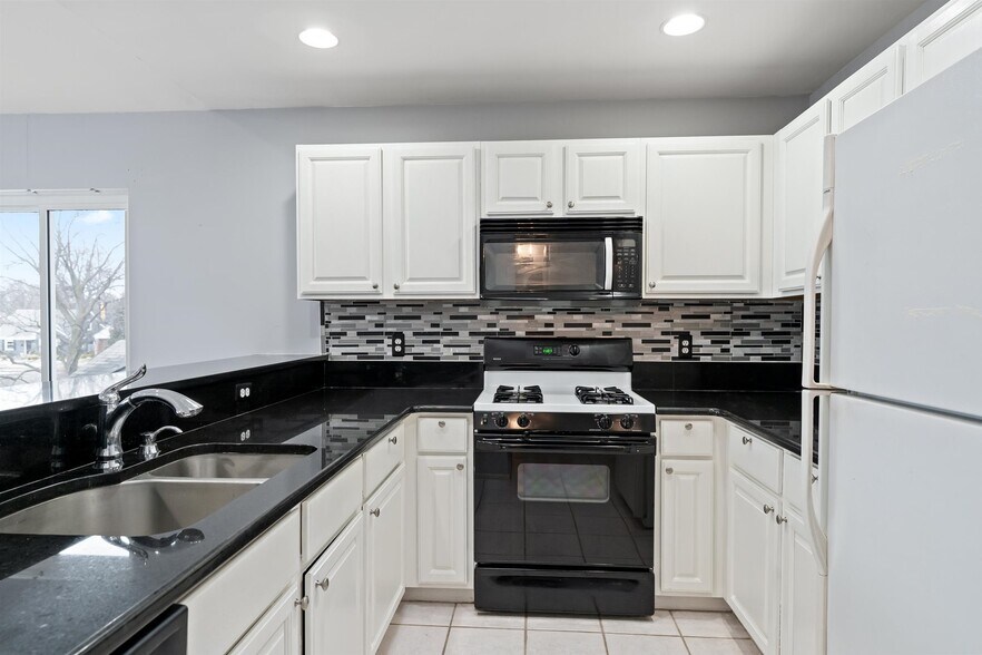 Building Photo - 512 W 12 Mile Rd