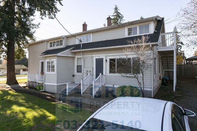 Building Photo - Two Bedroom Apartment Available in Milwaukie!