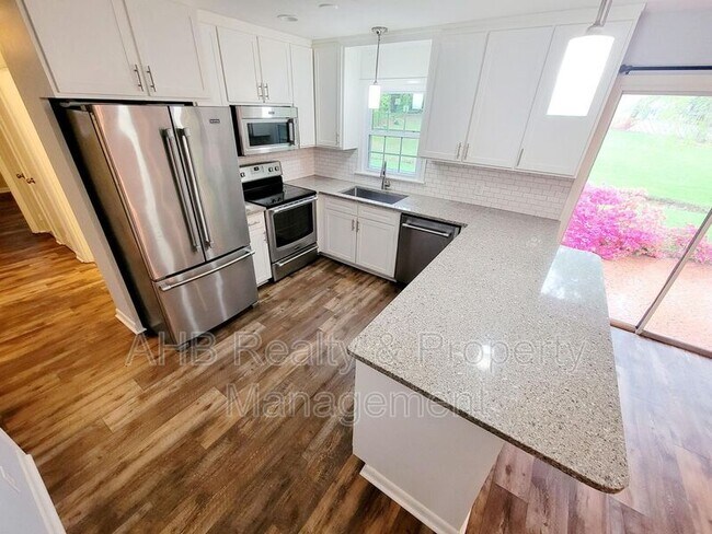 Building Photo - 2404 Blanche Dr