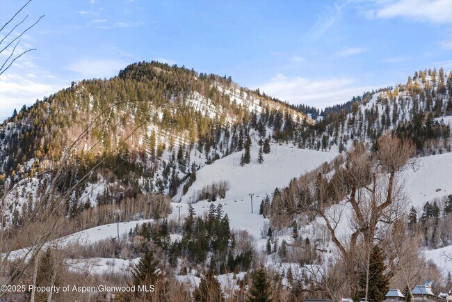 Building Photo - 304 S Garmisch St