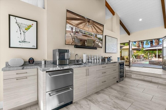 Building Photo - 48731 San Vicente St