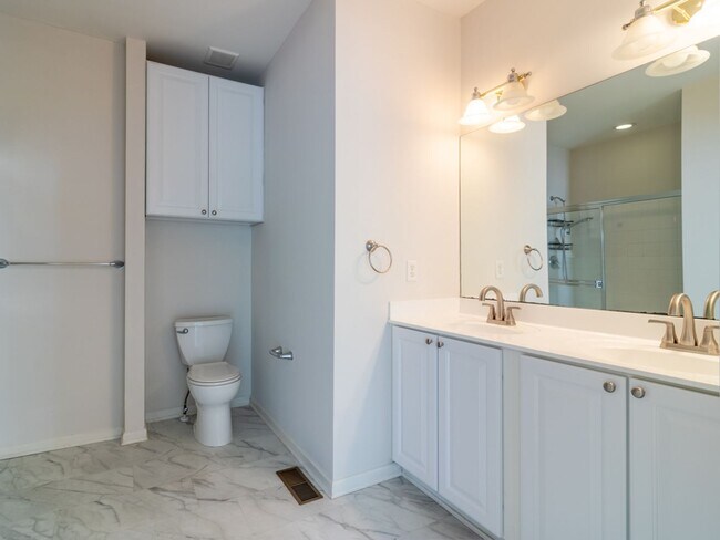 Building Photo - Spacious Unfurnished 3-BR, 2.5-BA year-rou...