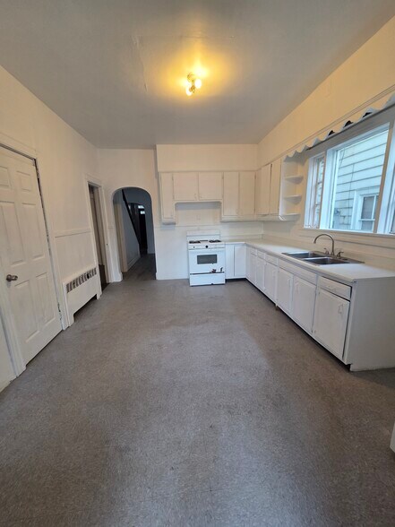 Building Photo - 365 S River St