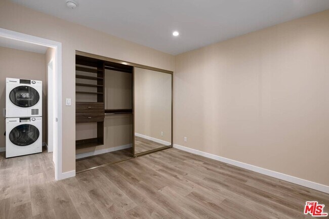 Building Photo - 1553 S Saltair Ave