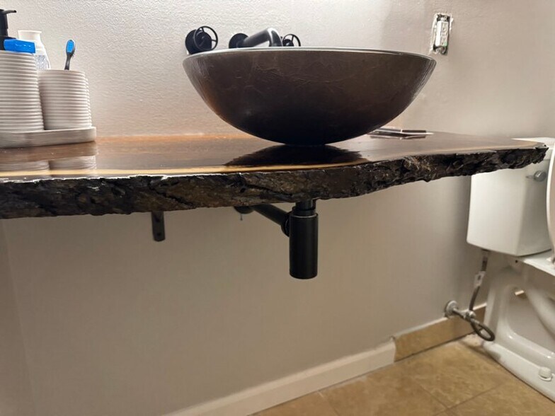 Building Photo - 1913 Newhaven Dr