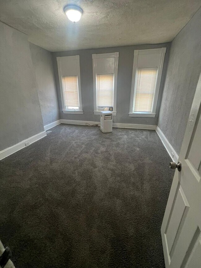 Building Photo - Four Bedroom One Bathroom Unit Recently Renovated