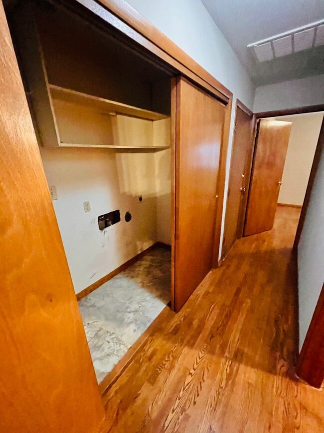 Building Photo - Single Family Home - 3 bedrooms and 1.5 bathrooms in Phelps Grove neighborhood. Ready for move-in...