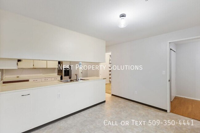 Building Photo - 603 N Crestview Dr