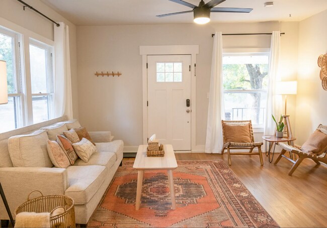 Building Photo - 3 Bed | 1 Bath Near Downtown Tulsa!