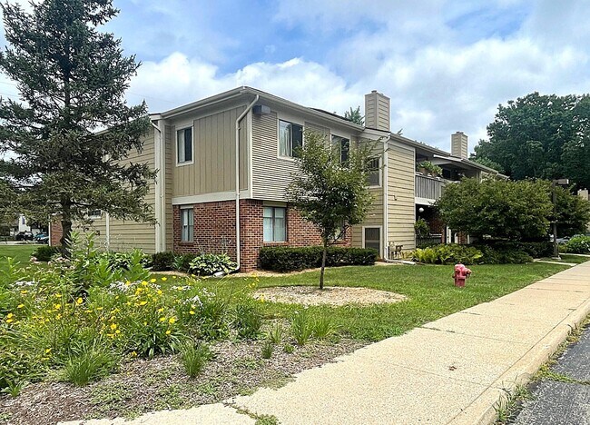 Building Photo - 3001 Fernwood Ave
