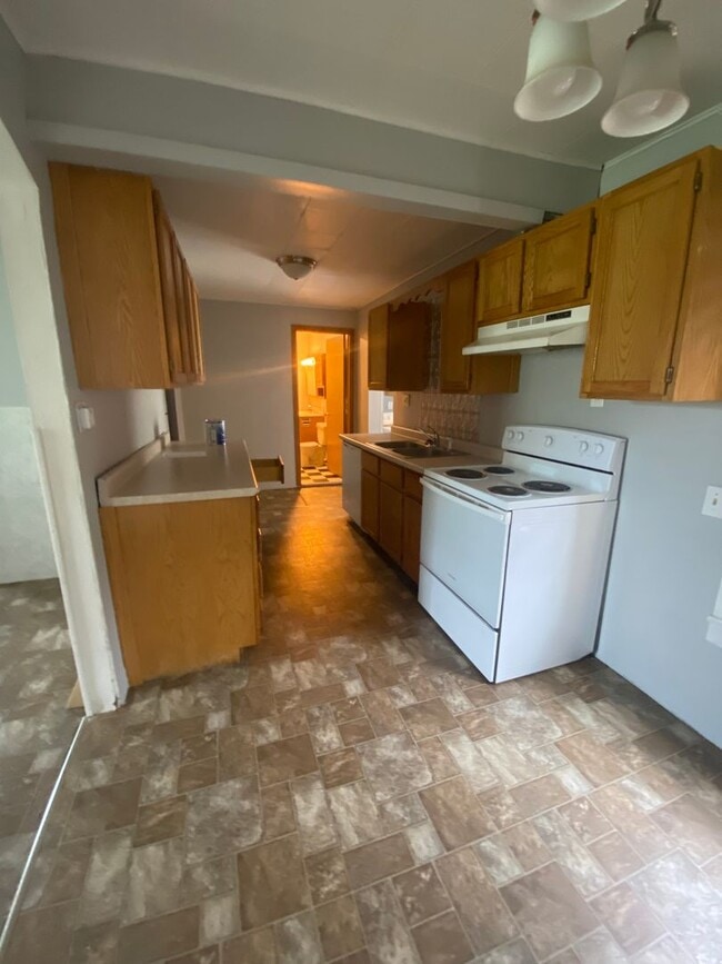 Building Photo - 3 Bed 1 Bath with Double Stall Garage