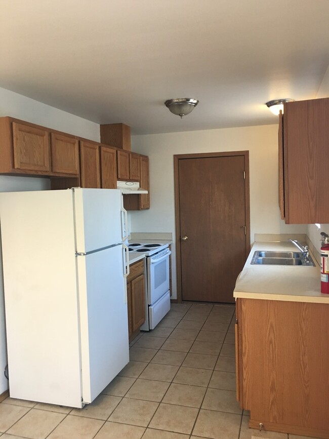 Building Photo - Close to Downtown and CWU!