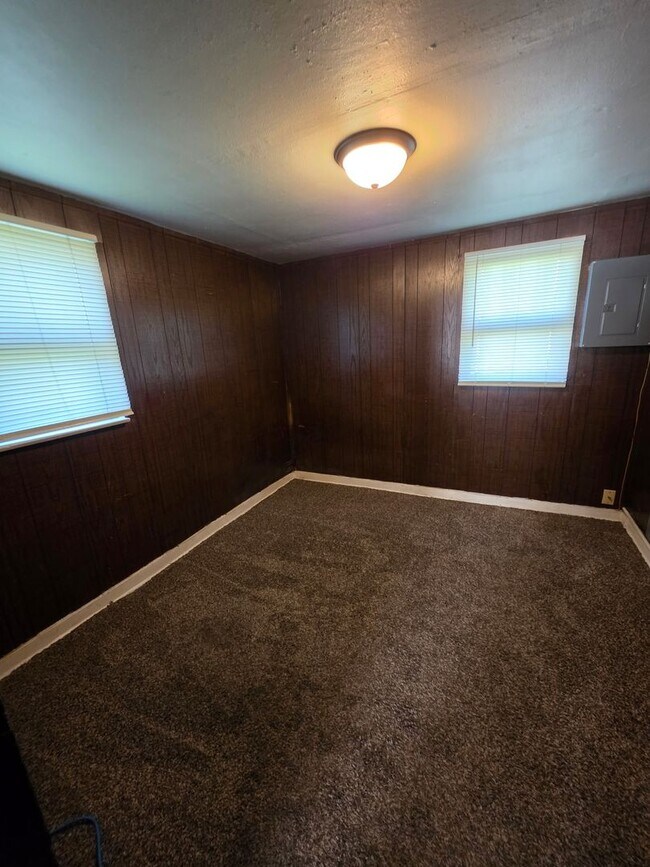 Building Photo - 2 Bedroom Home Available