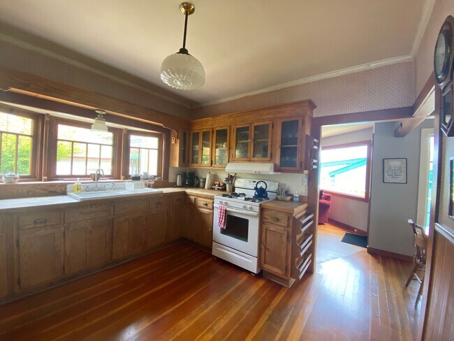 Building Photo - Pacific Grove Historical 3 Bed 2 Bath