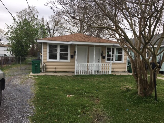 Building Photo - 5017 Oak Dr