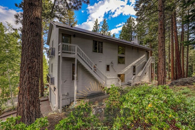 Building Photo - Beautiful Home w Peek Lakeview!