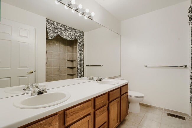 Building Photo - Amazing 5-bedroom home in Cherry Creek School District! Basement Apartment with kitchen! Move in ...