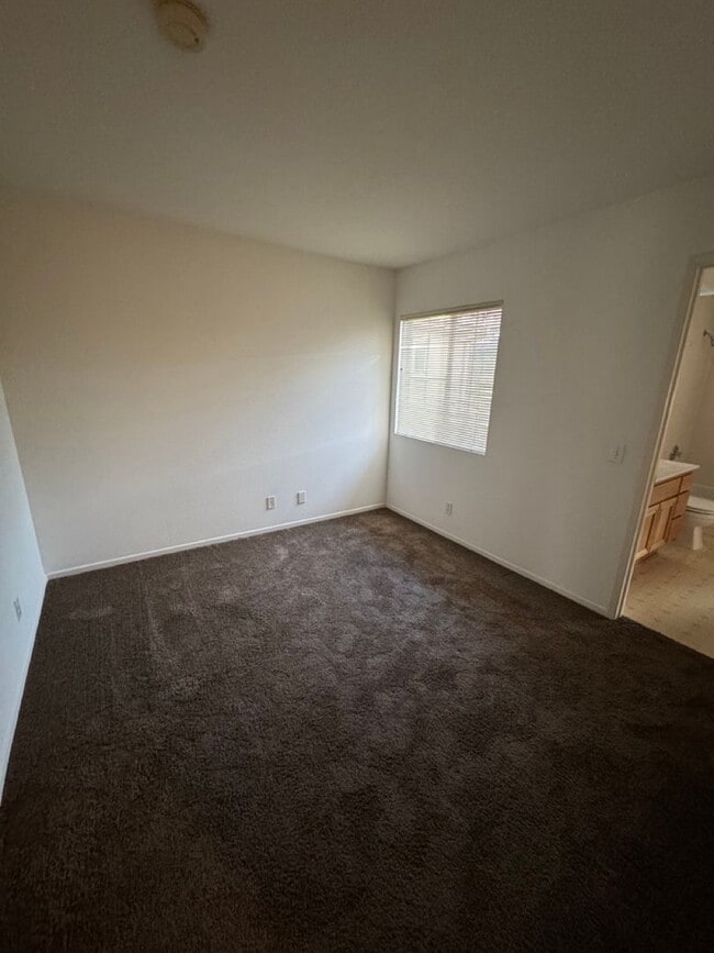 Building Photo - 3 Bedroom / 3 Bath Townhome Available Now! Chula Vista / San Miguel Ranch