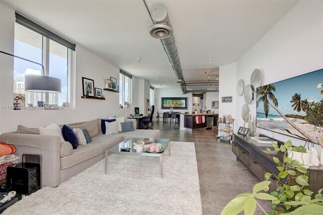 Building Photo - 700 NE 25th St