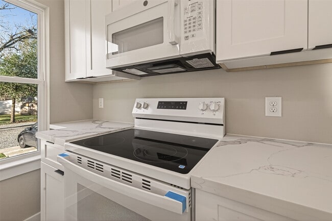 Building Photo - 8902 Alejo Dr