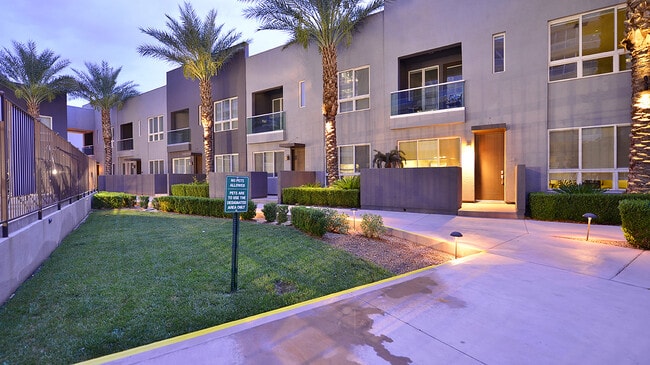 Building Photo - Panorama Towers T2, 104- Pool Views from t...