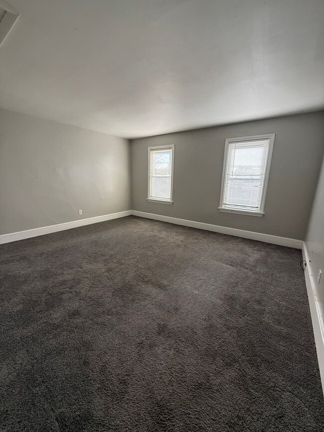 Building Photo - 2 Bed 1 Bath- Rochester PA